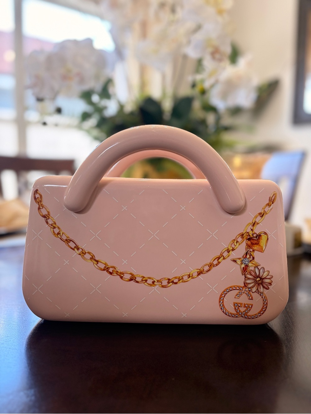 Large ceramic fashion purse vase
#10"x 8" with Gold Chain Motif